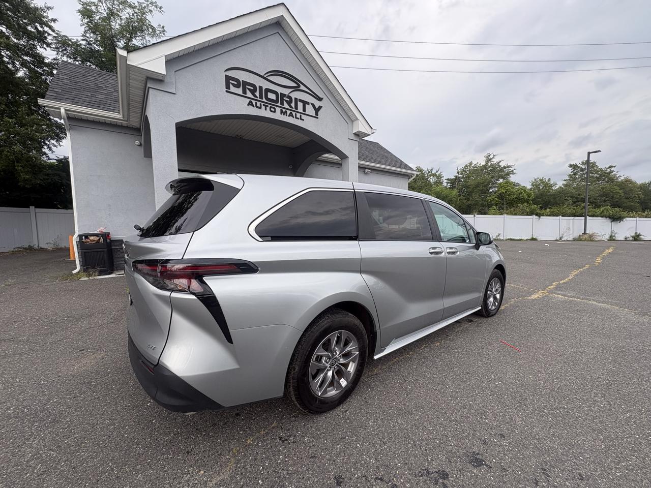 Toyota Sienna LE FWD 8-Passenger (Natl) 2025