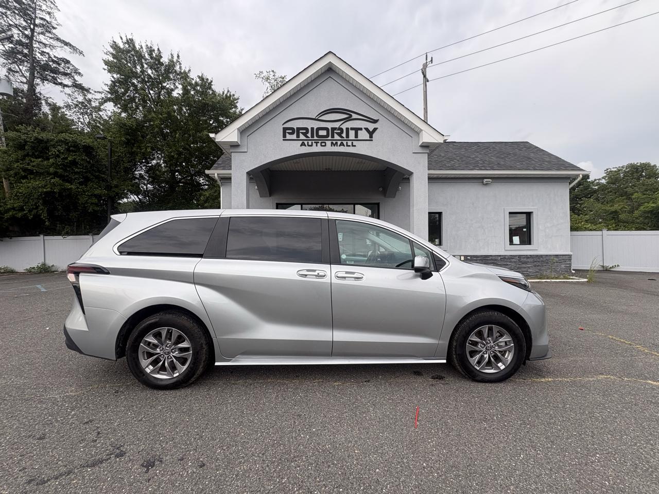 Toyota Sienna LE FWD 8-Passenger (Natl) 2025