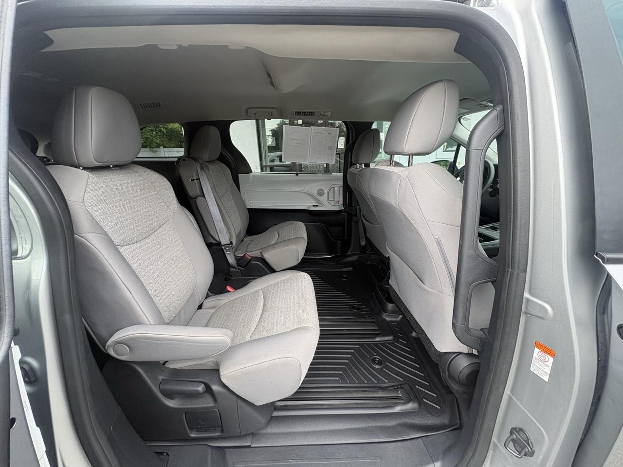 Toyota Sienna LE FWD 8-Passenger (Natl) 2025