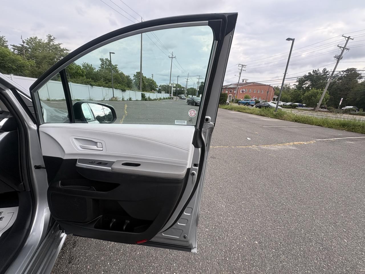 Toyota Sienna LE FWD 8-Passenger (Natl) 2025