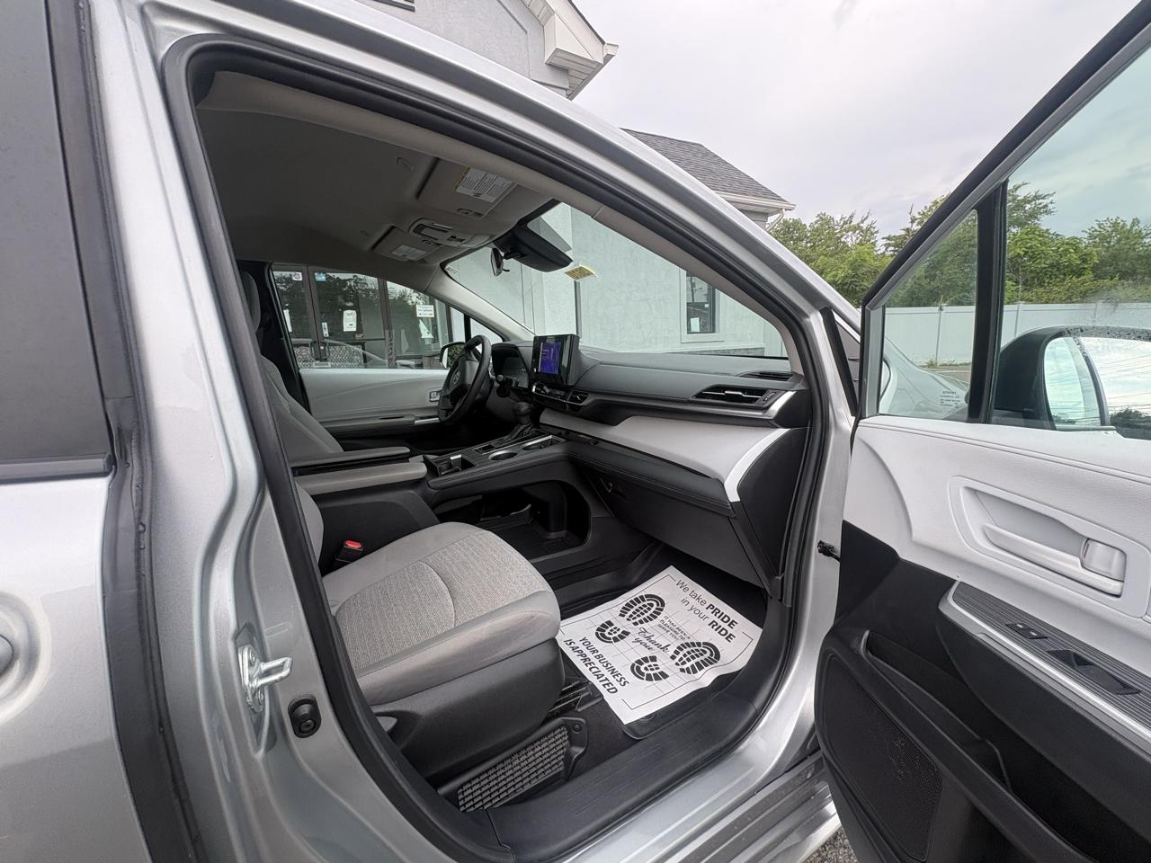 Toyota Sienna LE FWD 8-Passenger (Natl) 2025