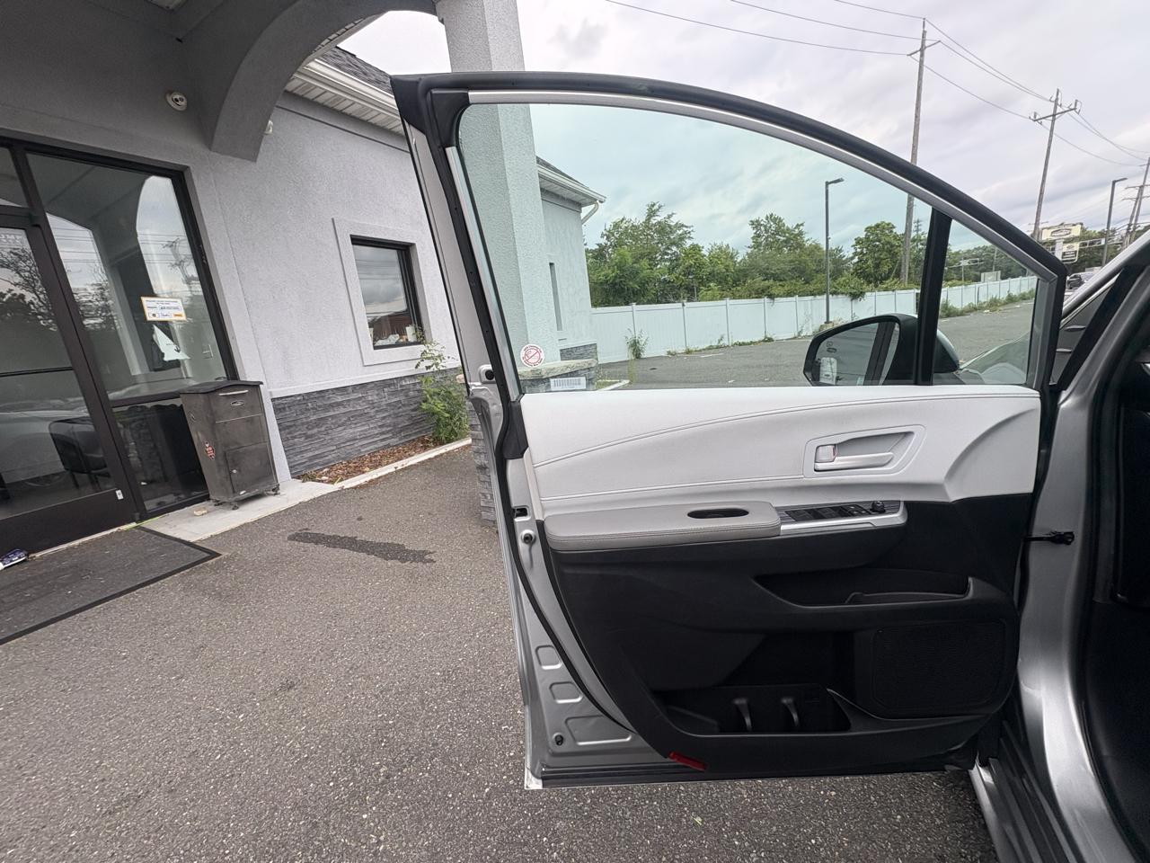 Toyota Sienna LE FWD 8-Passenger (Natl) 2025