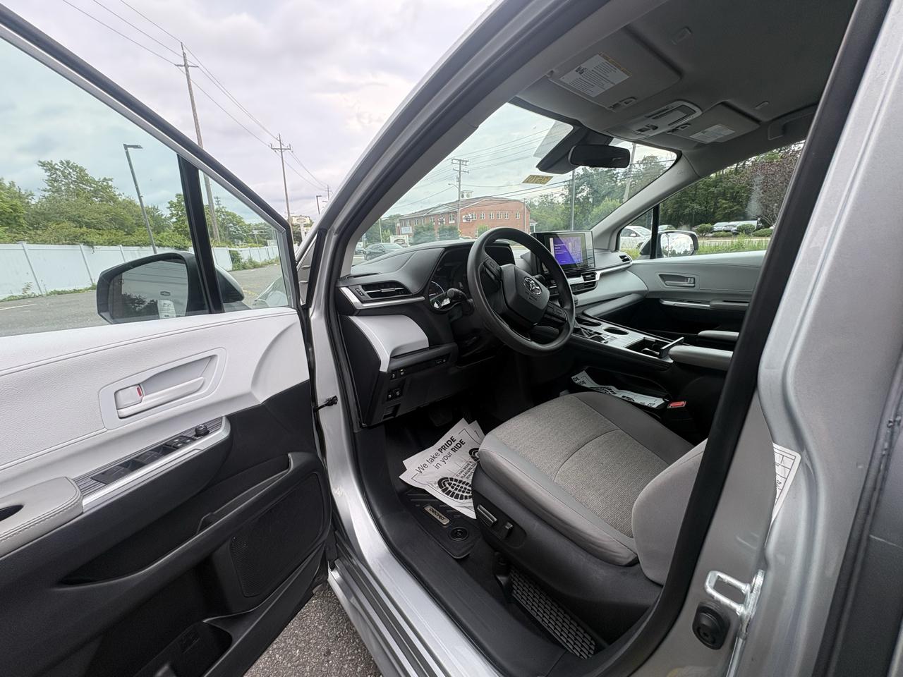 Toyota Sienna LE FWD 8-Passenger (Natl) 2025