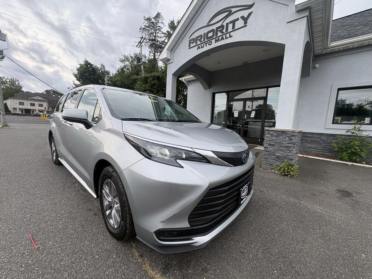 Toyota Sienna LE FWD 8-Passenger (Natl) 2025