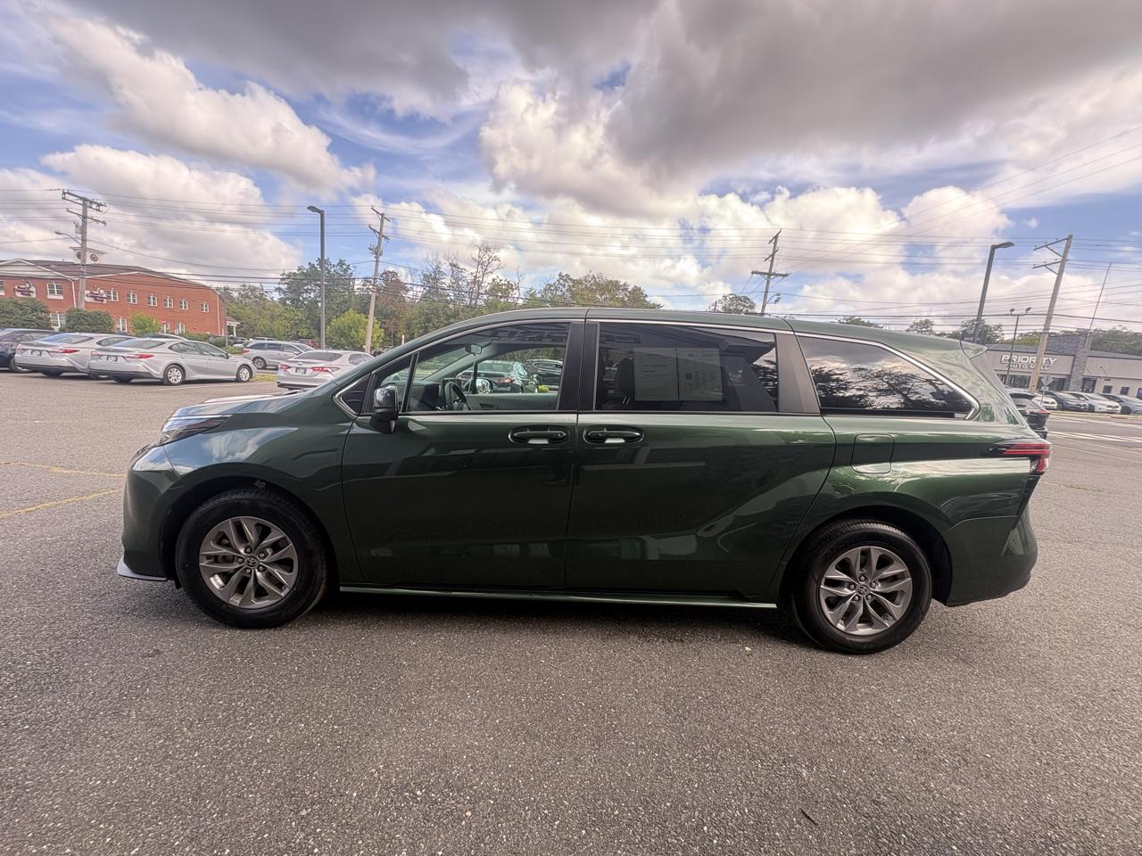 Toyota Sienna LE FWD 8-Passenger (Natl) 2022