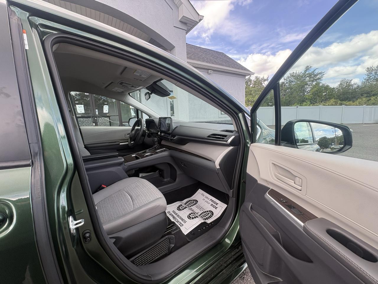 Toyota Sienna LE FWD 8-Passenger (Natl) 2022
