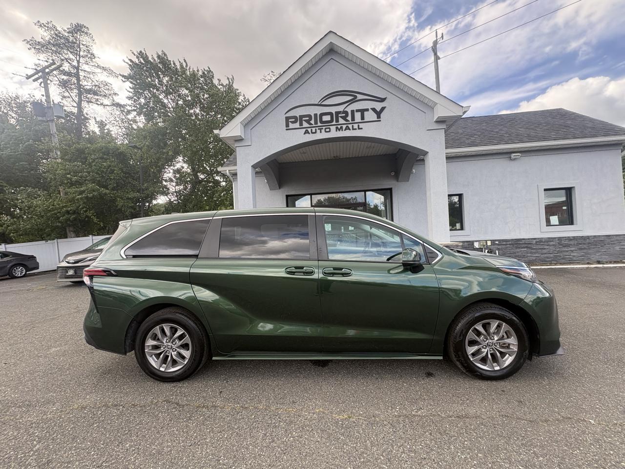 Toyota Sienna LE FWD 8-Passenger (Natl) 2022