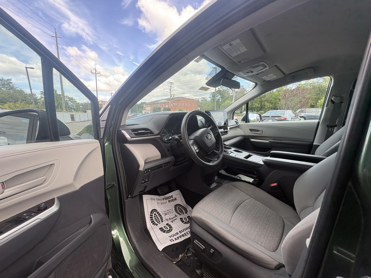 Toyota Sienna LE FWD 8-Passenger (Natl) 2022