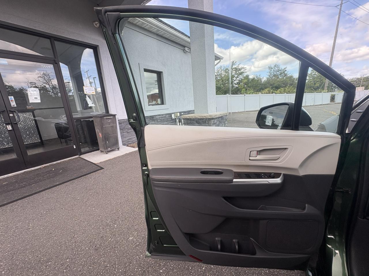 Toyota Sienna LE FWD 8-Passenger (Natl) 2022