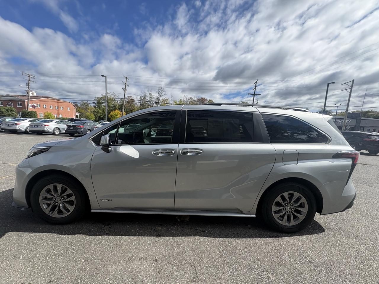 Toyota Sienna XLE FWD 8-Passenger (Natl) 2021