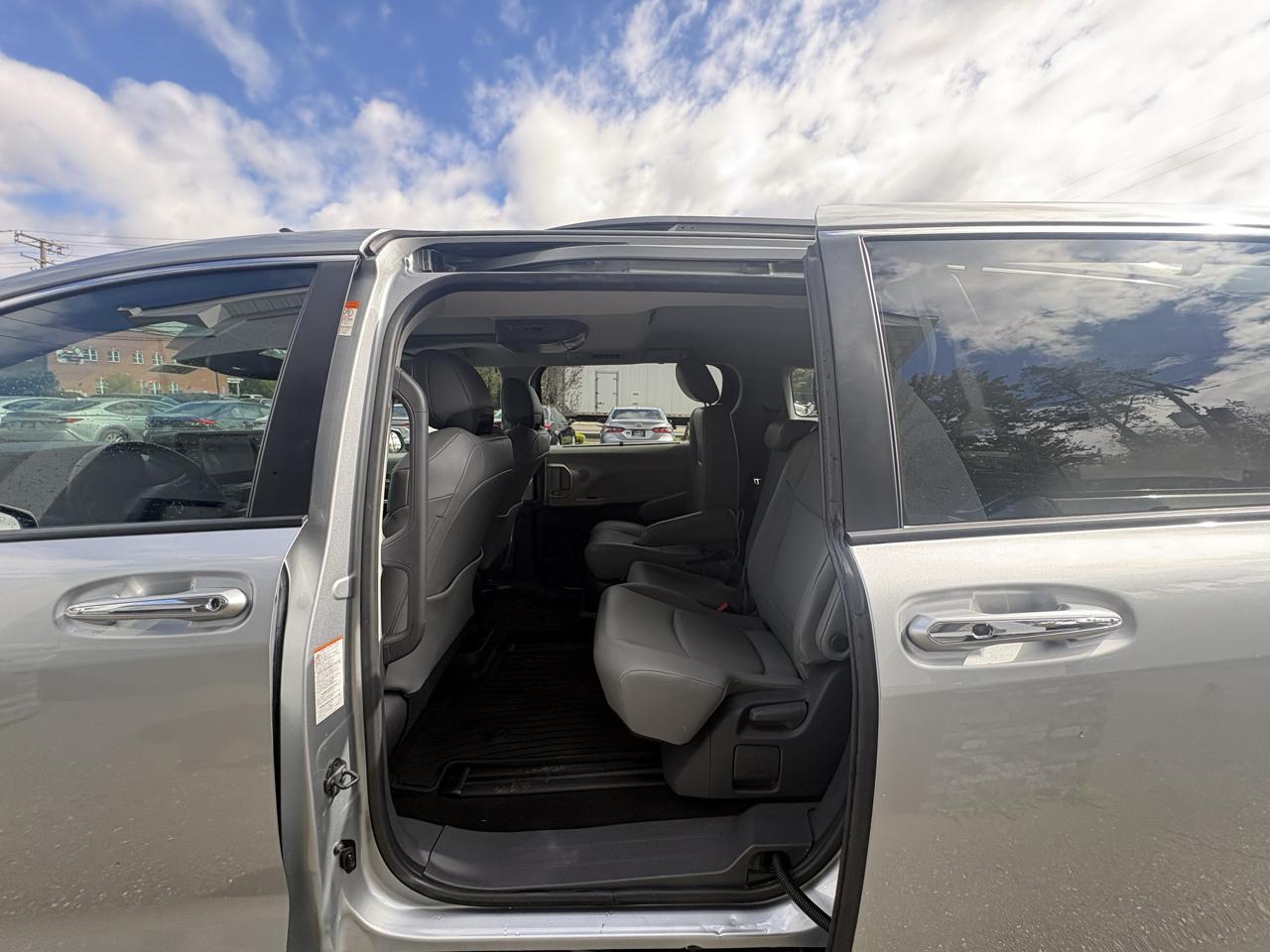 Toyota Sienna XLE FWD 8-Passenger (Natl) 2021