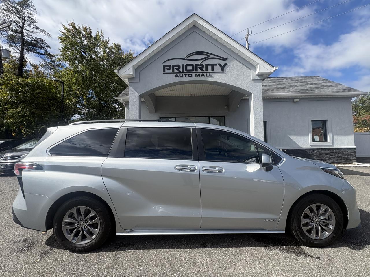 Toyota Sienna XLE FWD 8-Passenger (Natl) 2021