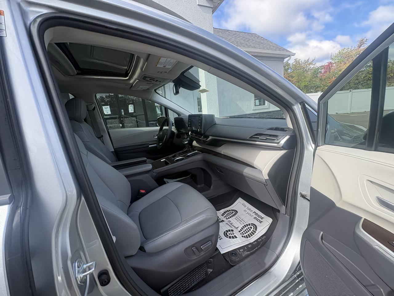Toyota Sienna XLE FWD 8-Passenger (Natl) 2021