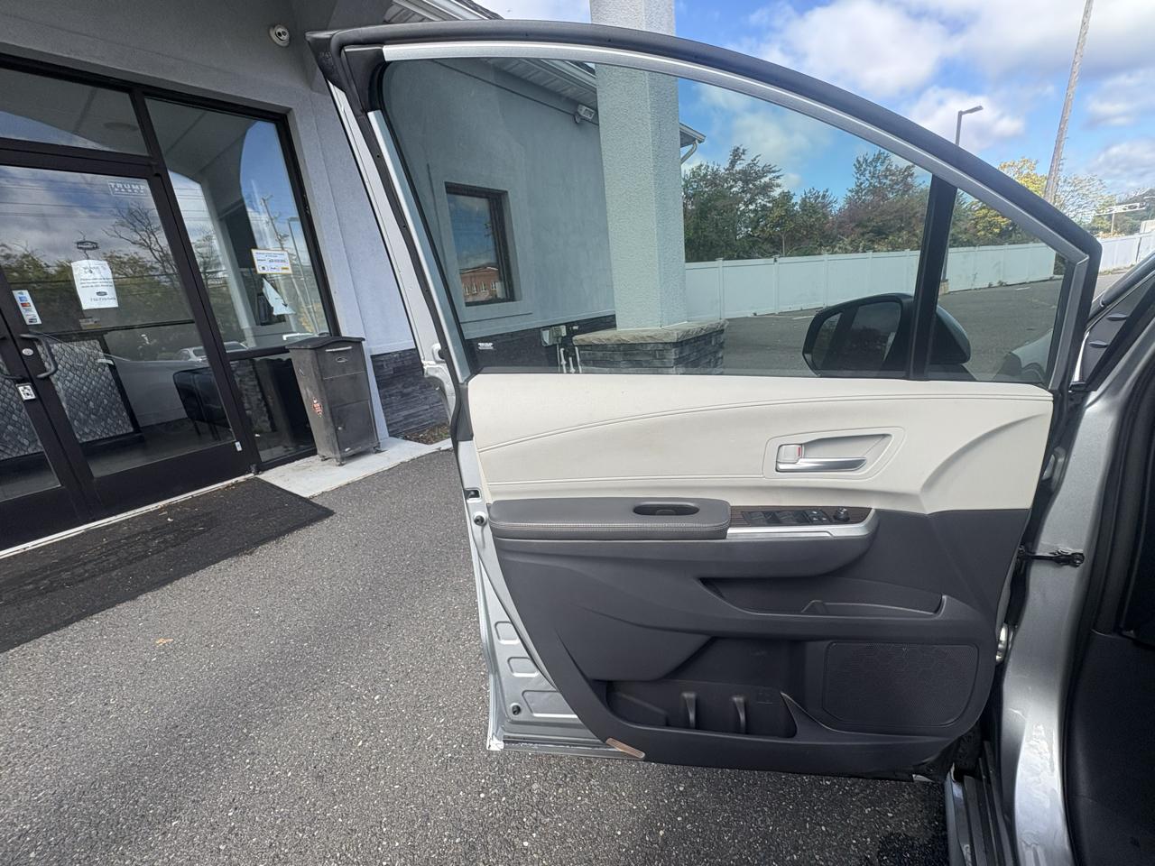 Toyota Sienna XLE FWD 8-Passenger (Natl) 2021