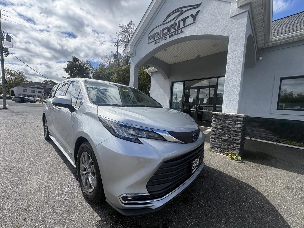Toyota Sienna XLE FWD 8-Passenger (Natl) 2021