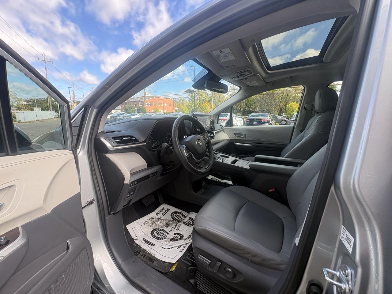 Toyota Sienna XLE FWD 8-Passenger (Natl) 2021