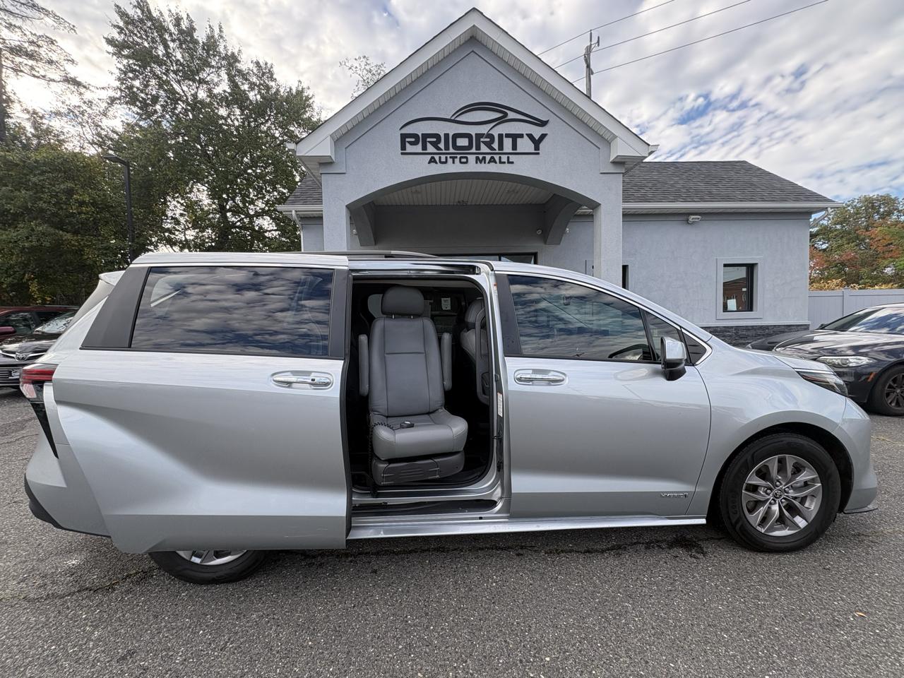 Toyota Sienna XLE FWD 8-Passenger (Natl) 2021