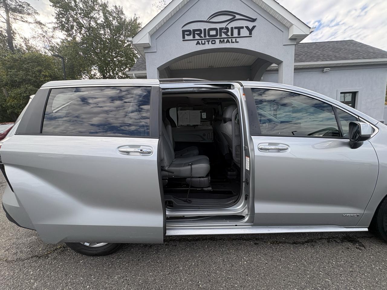Toyota Sienna XLE FWD 8-Passenger (Natl) 2021