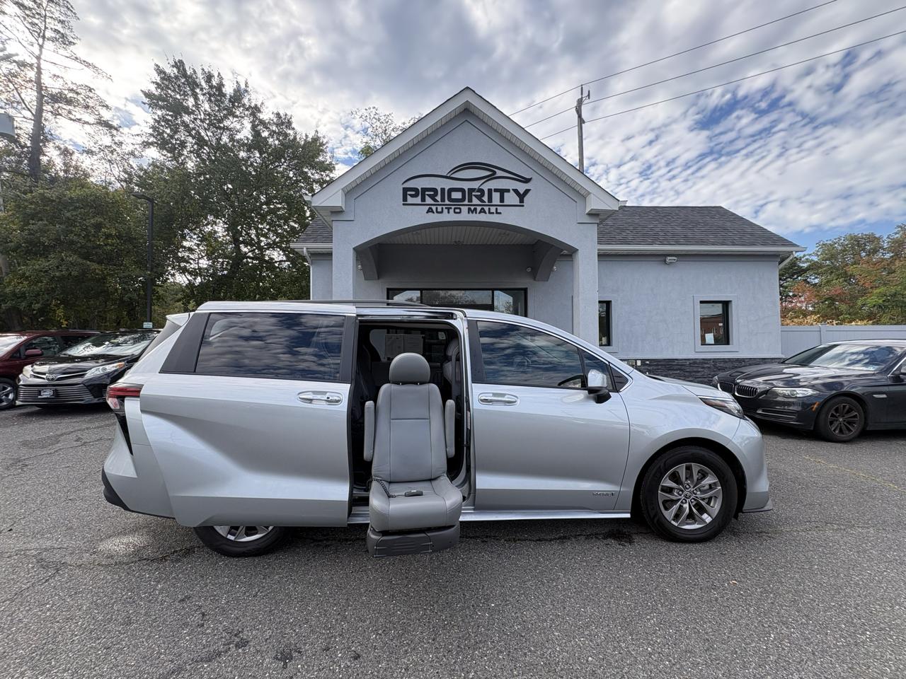 Toyota Sienna XLE FWD 8-Passenger (Natl) 2021