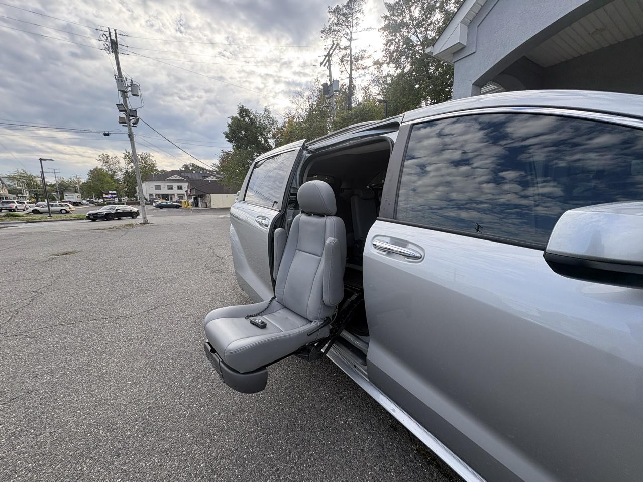 Toyota Sienna XLE FWD 8-Passenger (Natl) 2021