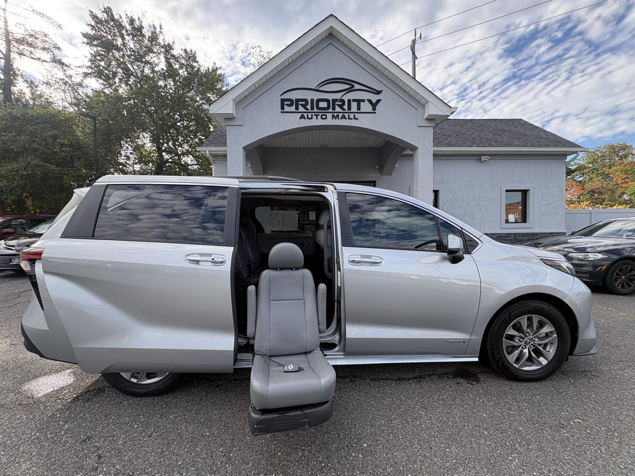 Toyota Sienna XLE FWD 8-Passenger (Natl) 2021