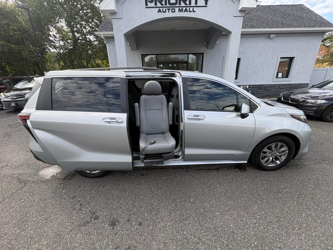 Toyota Sienna XLE FWD 8-Passenger (Natl) 2021