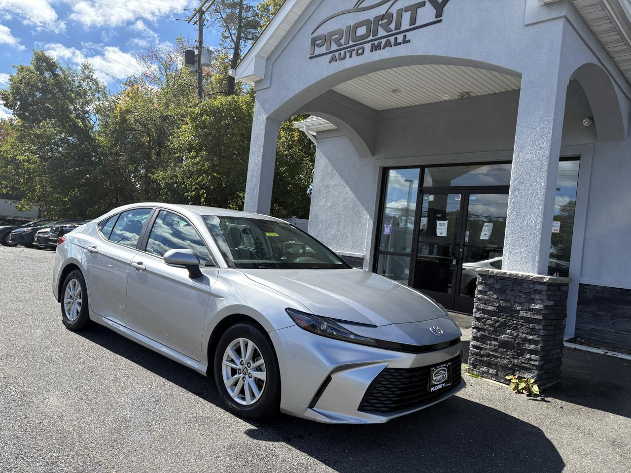 Toyota Camry XLE Hyb 4D Sedan FWD 2025
