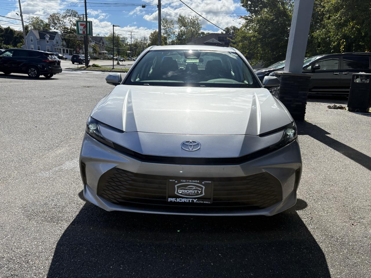 Toyota Camry XLE Hyb 4D Sedan FWD 2025