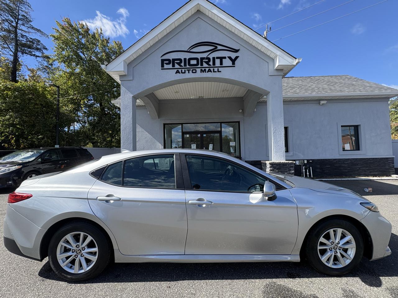 Toyota Camry XLE Hyb 4D Sedan FWD 2025