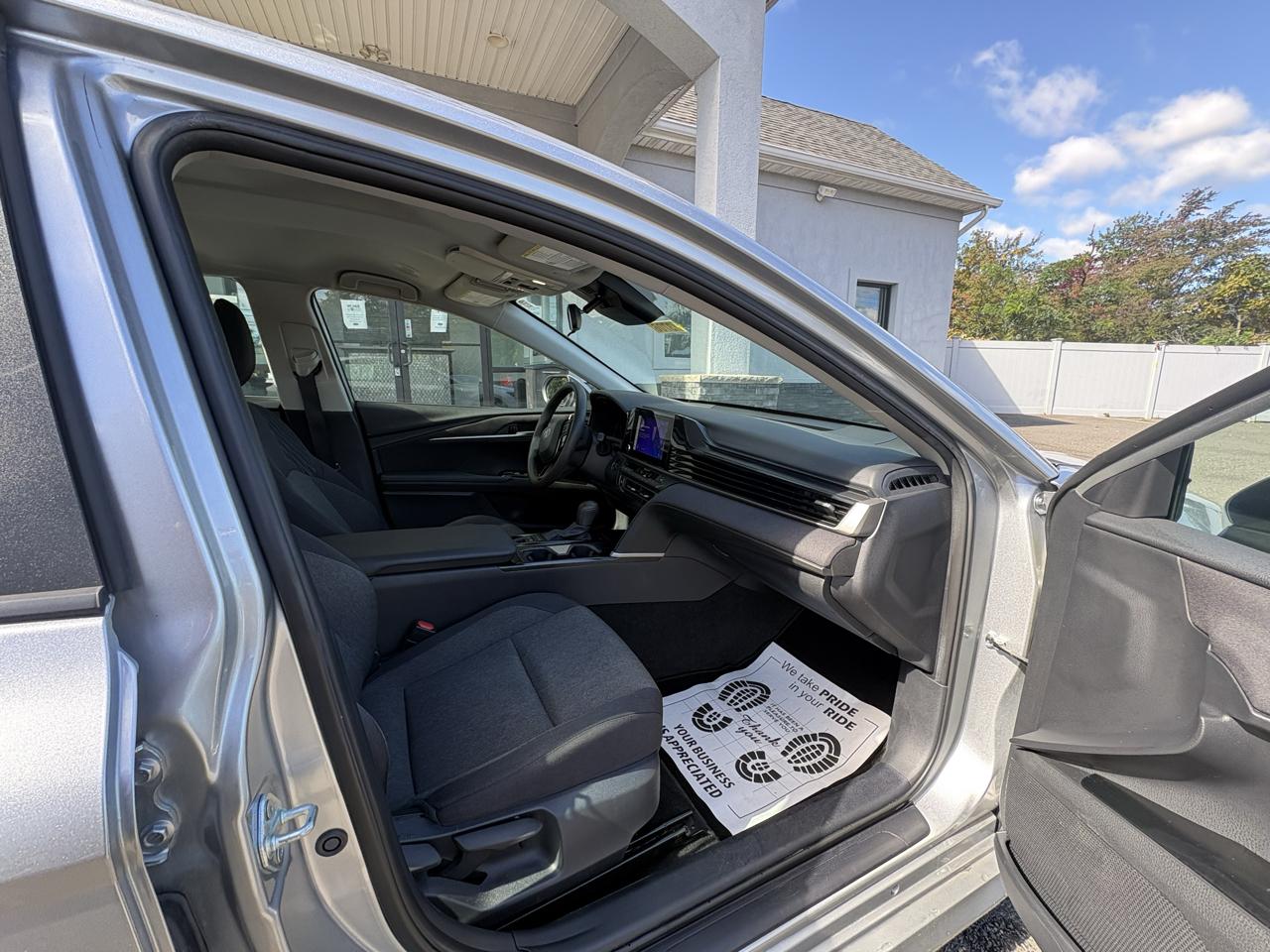 Toyota Camry XLE Hyb 4D Sedan FWD 2025
