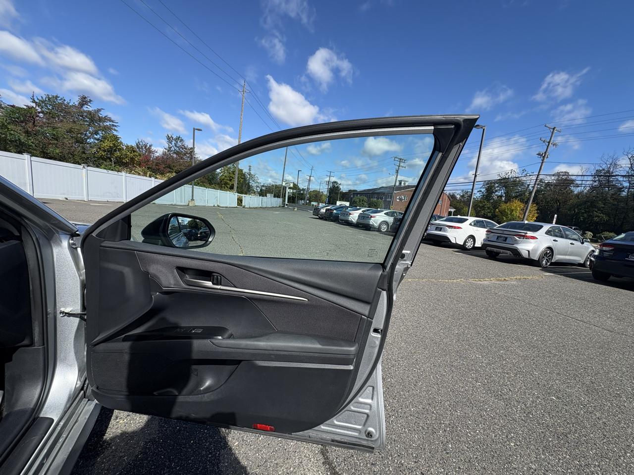Toyota Camry XLE Hyb 4D Sedan FWD 2025