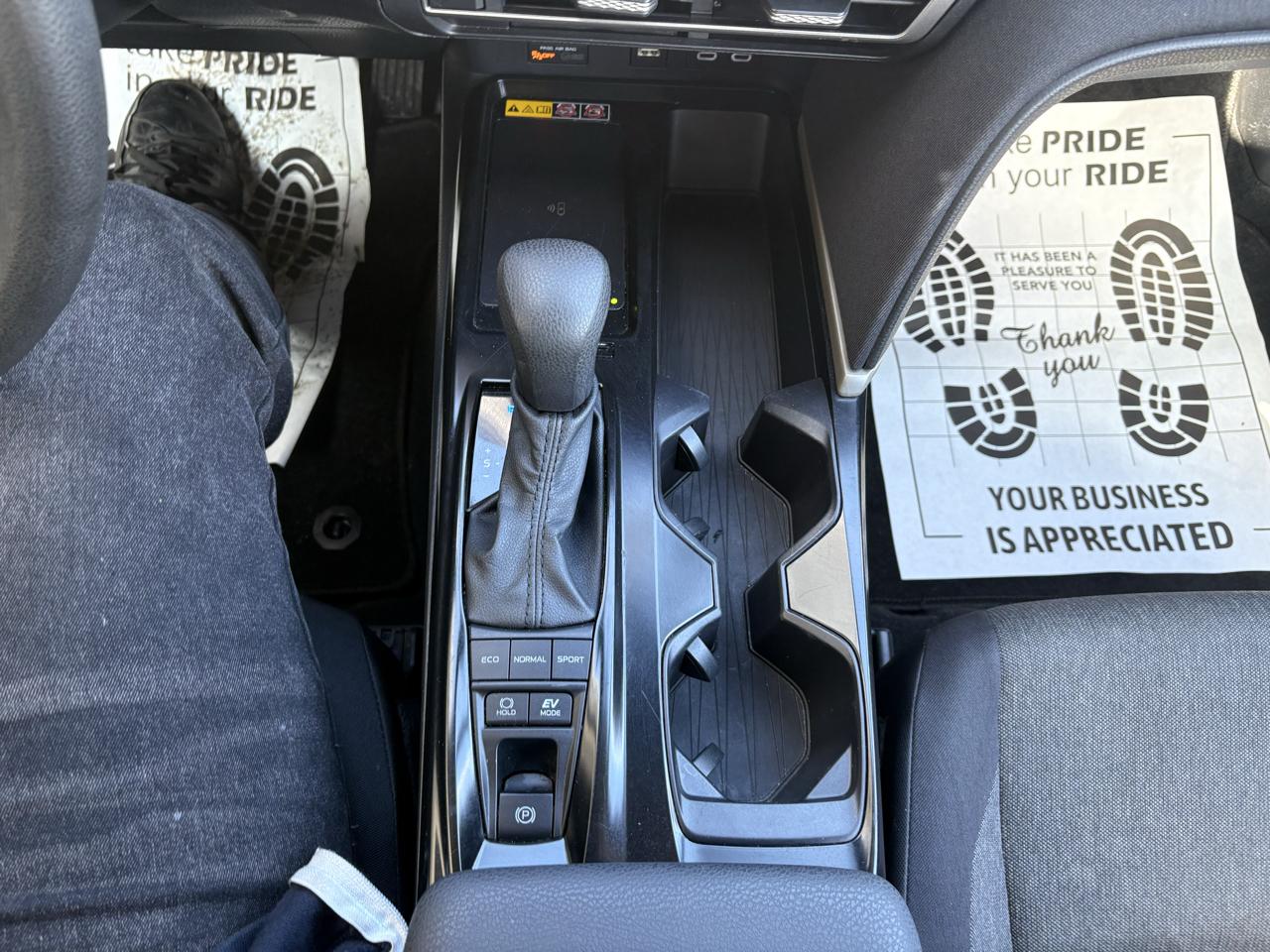 Toyota Camry XLE Hyb 4D Sedan FWD 2025