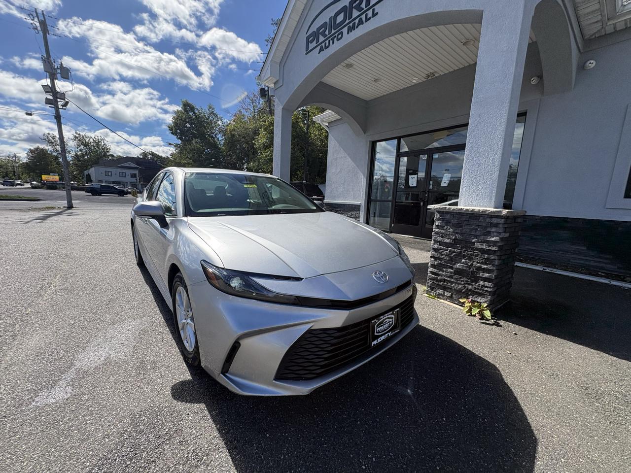 Toyota Camry XLE Hyb 4D Sedan FWD 2025