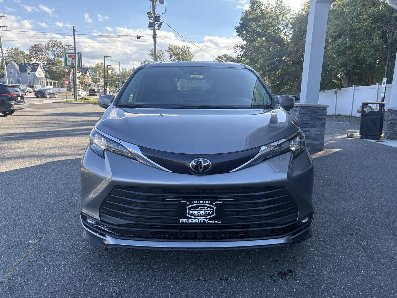 Toyota Sienna XLE FWD 8-Passenger (Natl) 2026