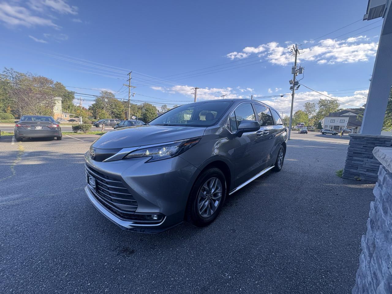 Toyota Sienna XLE FWD 8-Passenger (Natl) 2026