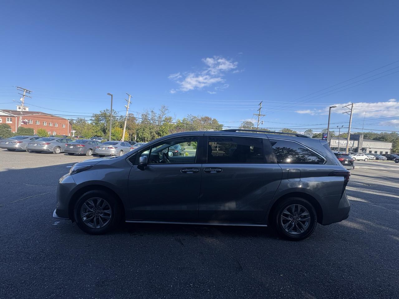 Toyota Sienna XLE FWD 8-Passenger (Natl) 2026