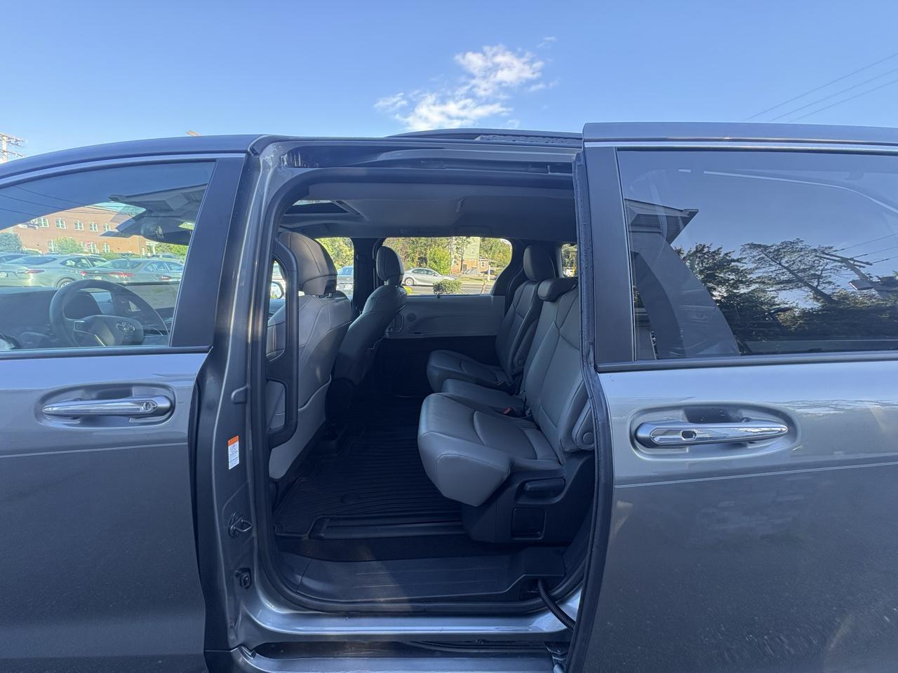 Toyota Sienna XLE FWD 8-Passenger (Natl) 2026