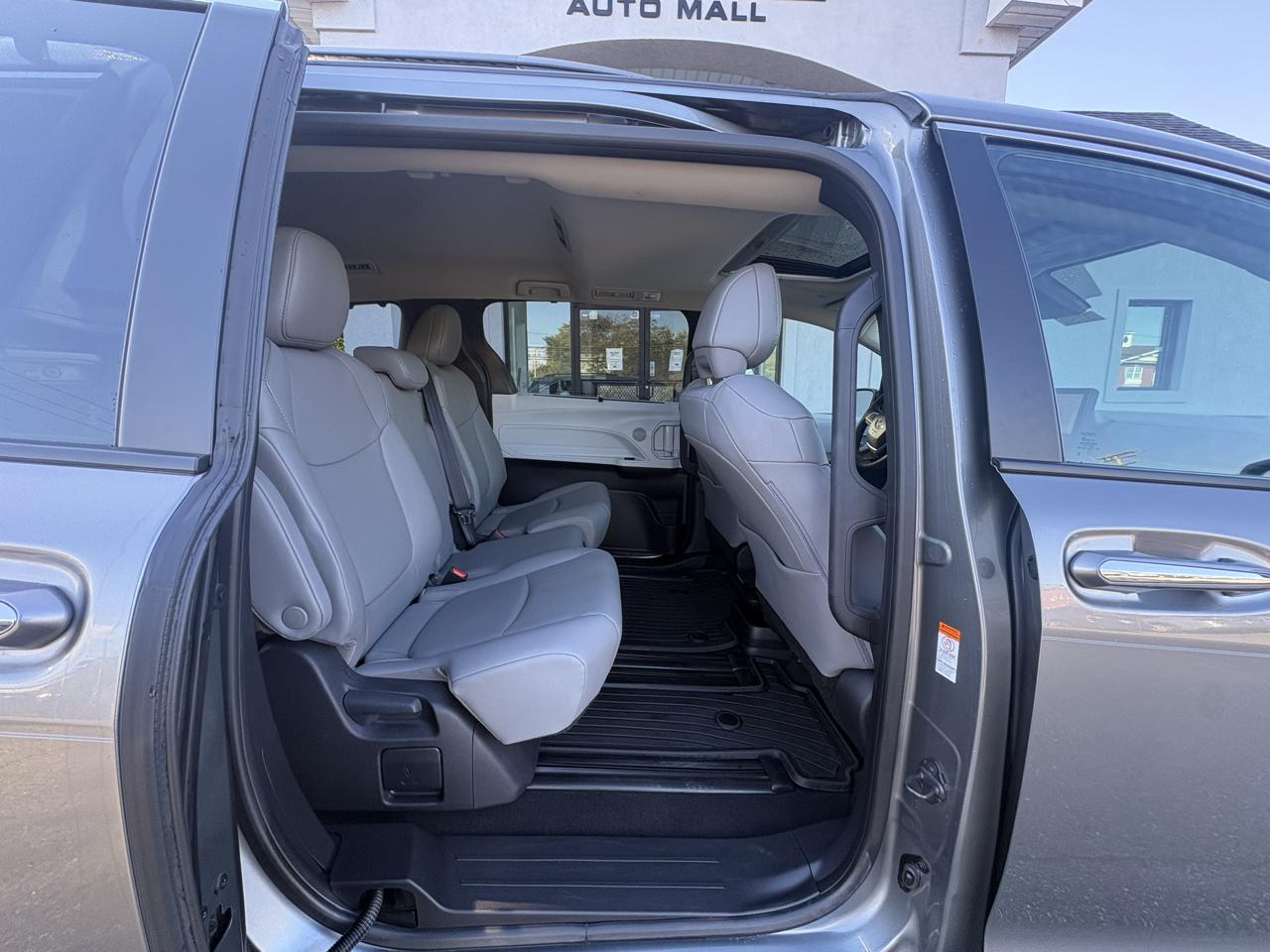 Toyota Sienna XLE FWD 8-Passenger (Natl) 2026