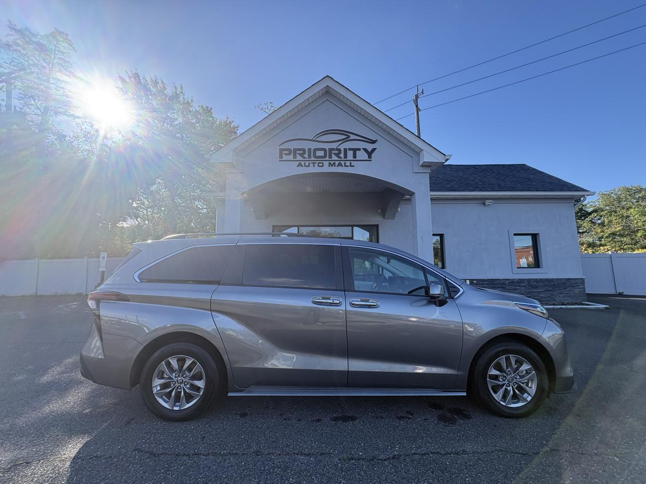 Toyota Sienna XLE FWD 8-Passenger (Natl) 2026