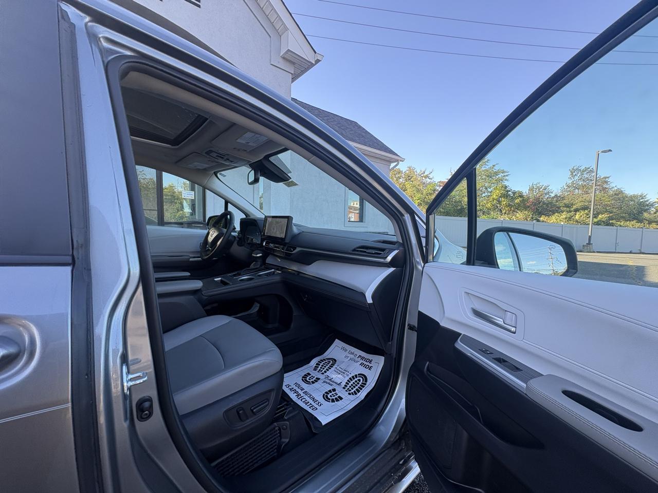 Toyota Sienna XLE FWD 8-Passenger (Natl) 2026
