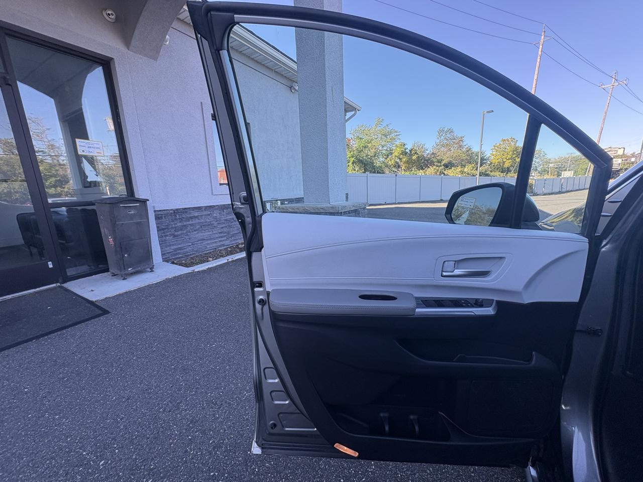Toyota Sienna XLE FWD 8-Passenger (Natl) 2026