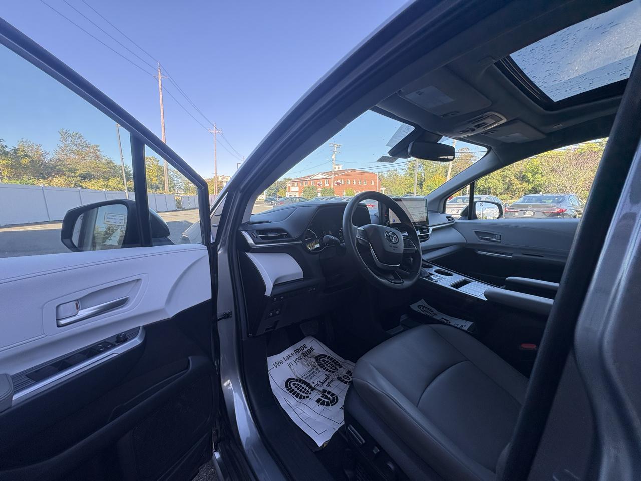 Toyota Sienna XLE FWD 8-Passenger (Natl) 2026