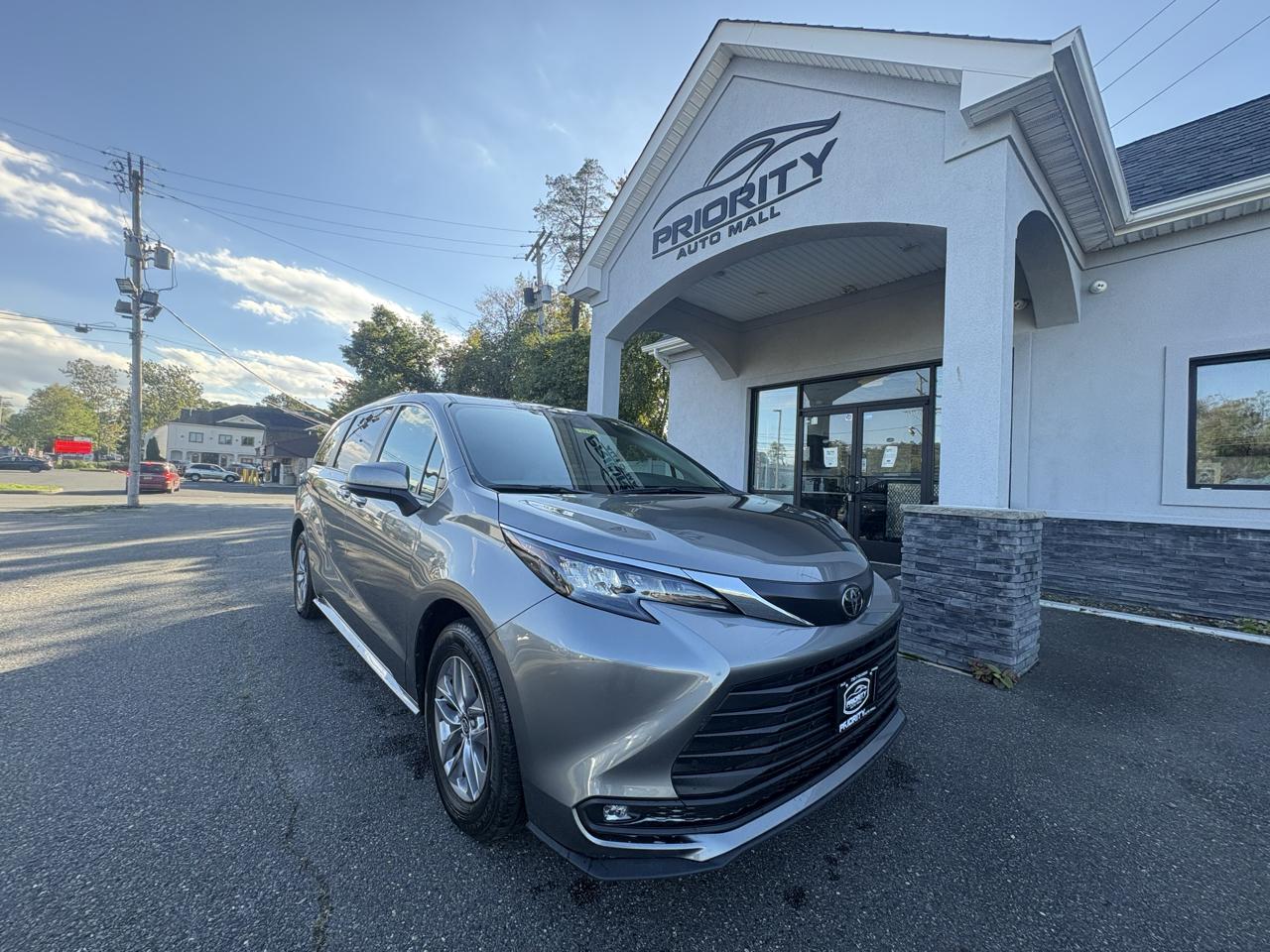 Toyota Sienna XLE FWD 8-Passenger (Natl) 2026