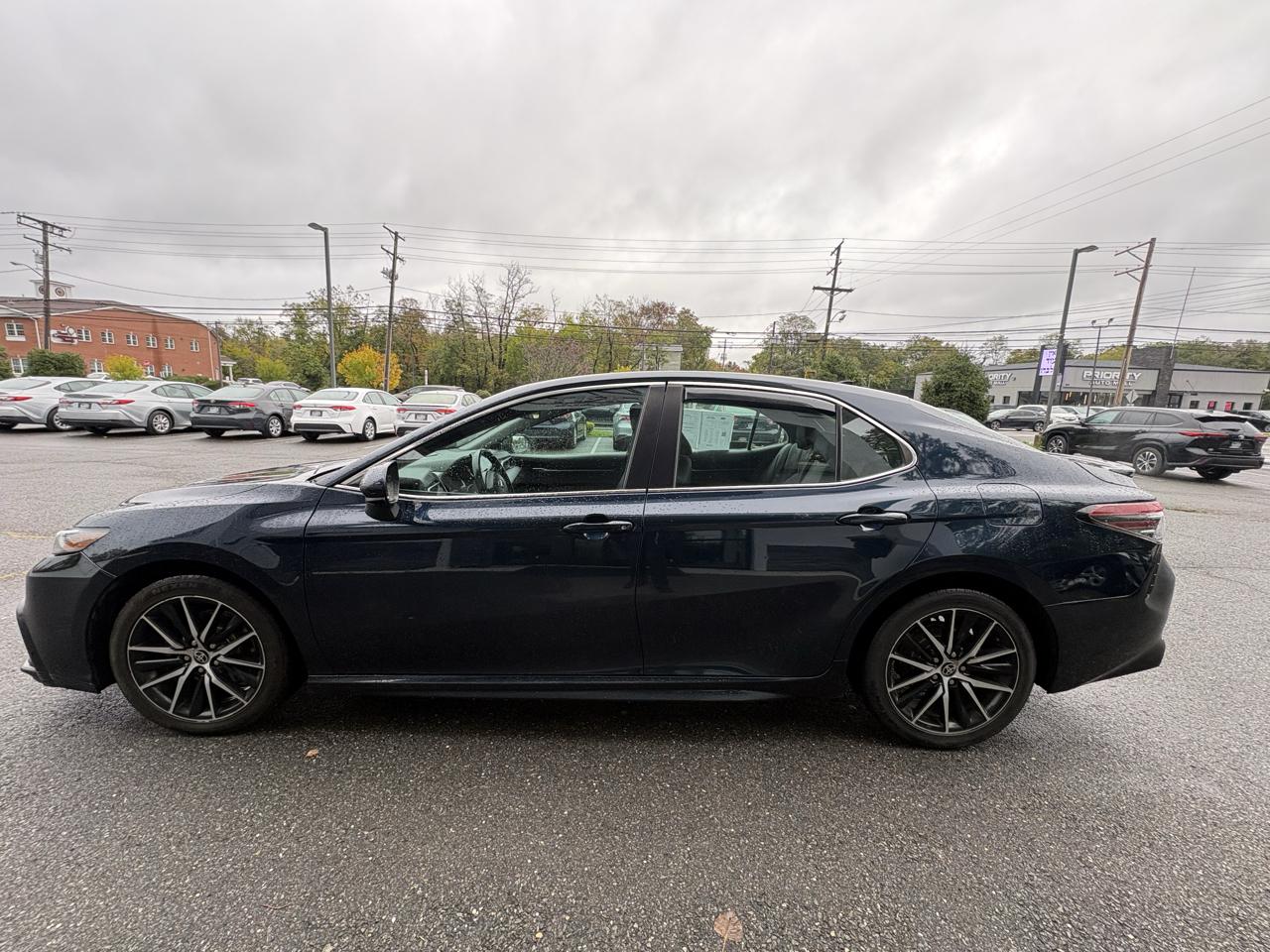 Toyota Camry SE Auto (Natl) 2021