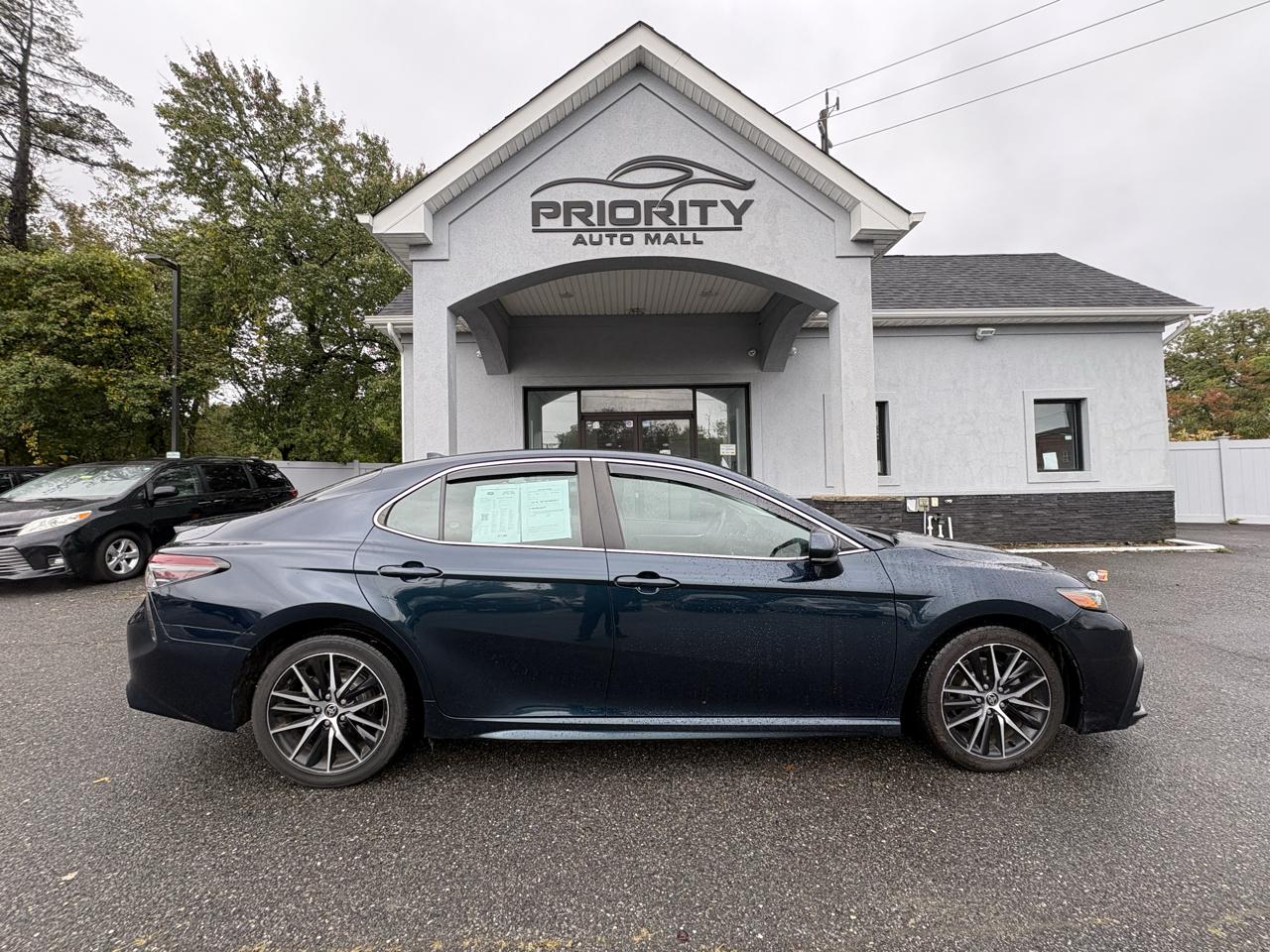 Toyota Camry SE Auto (Natl) 2021