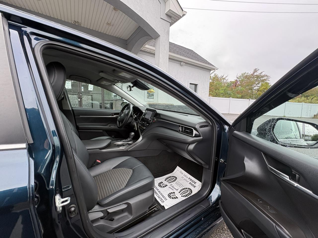 Toyota Camry SE Auto (Natl) 2021