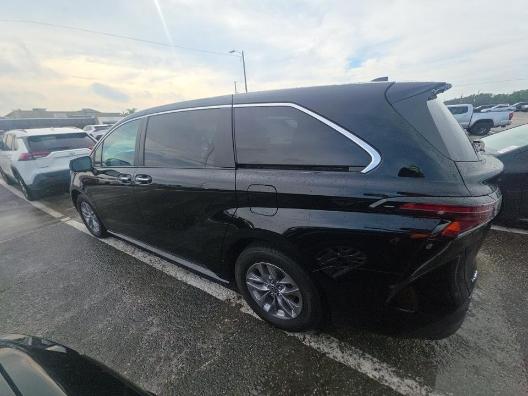 Toyota Sienna XLE FWD 8-Passenger (Natl) 2025