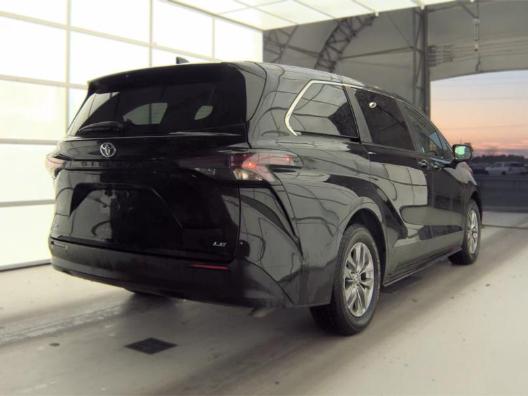 Toyota Sienna LE FWD 8-Passenger (Natl) 2025