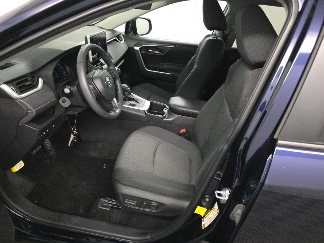 Toyota RAV4 LE FWD (Natl) 2025