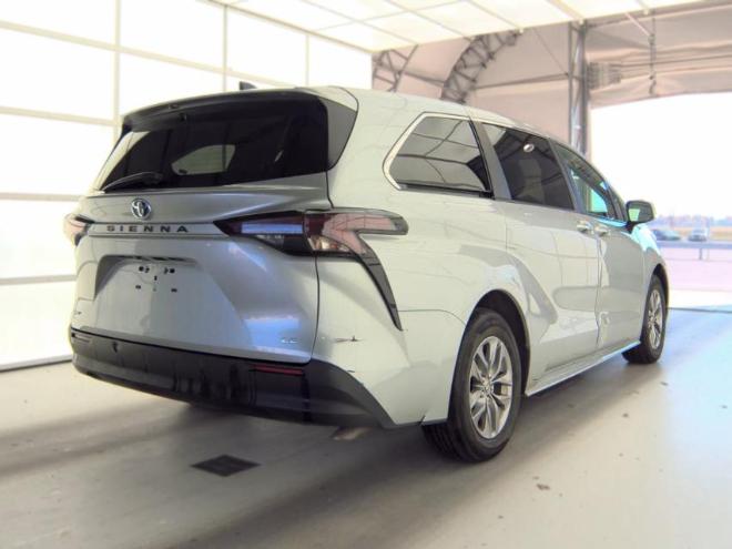 Toyota Sienna LE FWD 8-Passenger (Natl) 2025